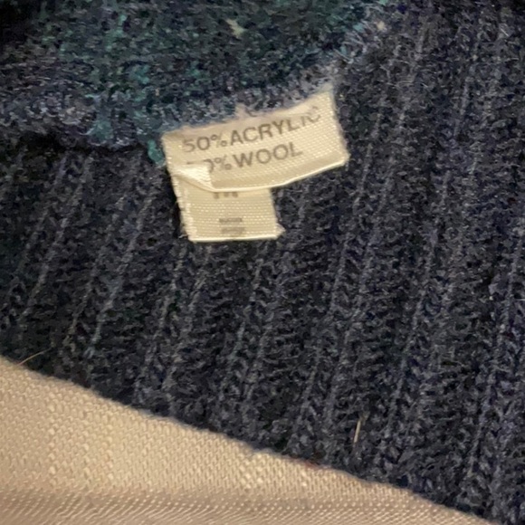 Elegant Black and Green Crewneck Sweaters - Picture 5 of 6